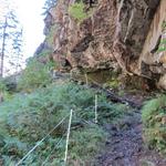 ...die vollständig in den Felsen gehauene, mit Mauern abgesicherte "scalate"