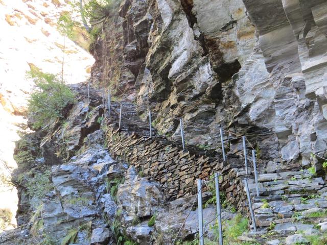 ... und teils über lange Treppen durch die enge Schlucht