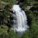 und immer wieder sind kleine Wasserfälle zu bewundern