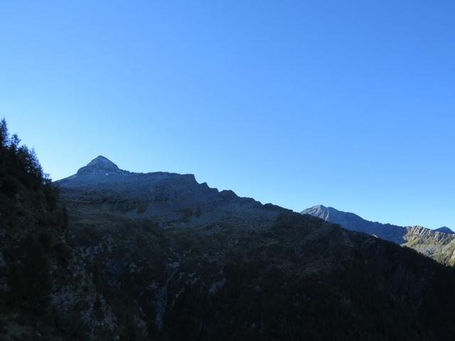 Blick hinauf zur Corona di Redòrta mit dem Westgrat. Dort hinauf geht es nun