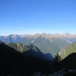 Blick über das Val di Prato ins Val Lavizzara mit dem Pizzo di Brünesc