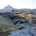 auf etwa 2000 Metern biegt der Bergweg Richtung Süden ab...