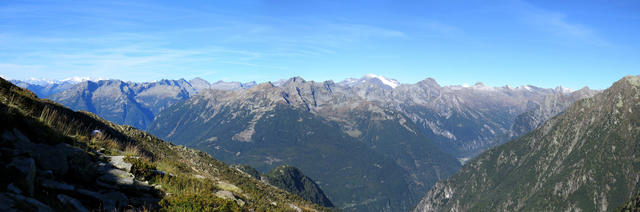 sehr schönes Breitbildfoto. Blick zu Monte Rosa, Walliser und Berner Alpen