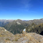 schönes Breitbildfoto von einer kleinen Felskanzel aus gesehen. Rechts der Pizzo Campo Tencia