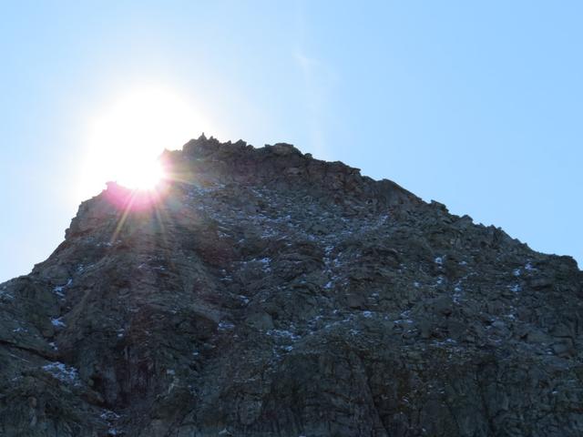 die Sonne taucht hinter der Corona di Redòrta hervor