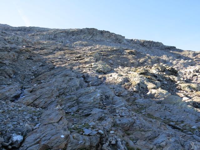 über gletschergeschliffene Felsen und Geröll geht es nun hinauf...