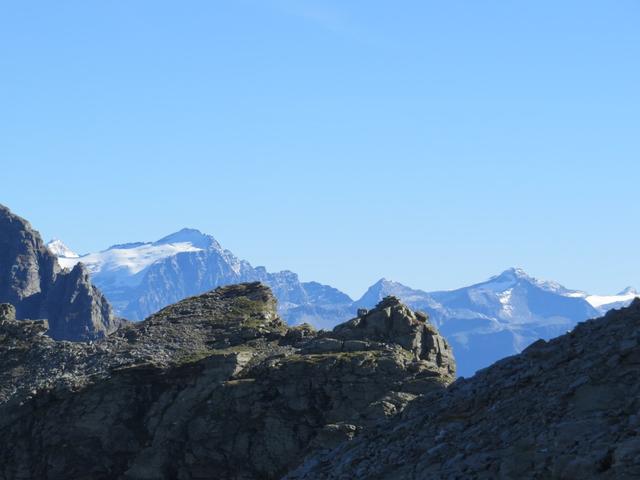 herangezoomter Blick über diese Lücke zum Rheinwaldhorn, oder wie die Tessiner sagen Adula