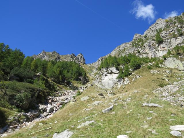 Blick hinauf zum Passo di Redòrta. Noch vor kurzem standen wir dort oben