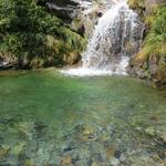 ... und direkt gespiessen von einem kleinen Wasserfall