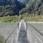 bei Punkt 364 m.ü.M. erreichen wir die Maggia und zugleich die lange Hängebrücke...