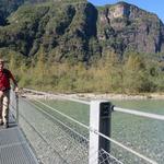 Franco auf der perfekt erstellten Hängebrücke