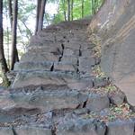 eine perfekte Steintreppe führt uns an einer Felswand vorbei