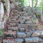 mal führt eine perfekte Steintreppe einer Felswand entlang...