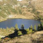 fast kreisrund ist der See, von einem Moränenwall aufgestaut und vom Doppelgipfel des Pizzo d'Alzasca überragt