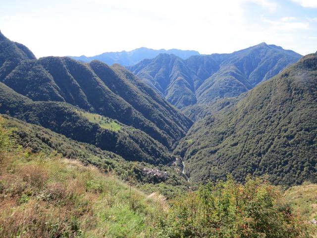 Blick von Monte 1426 m.ü.M. hinunter nach Gresso