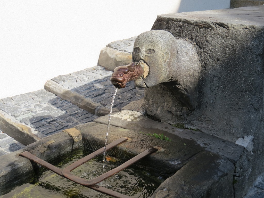 vorbei an einem lustigen Brunnen