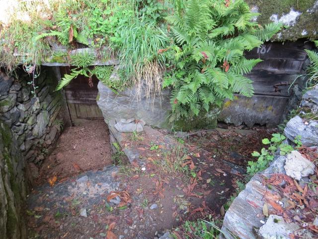 Blick in einem alten Keller. Früher wurde hier, tief in den Felsen Käse gelagert