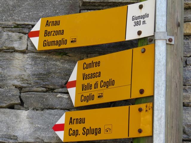Wegweiser bei Punkt 381 m.ü.M. Unsere heutige Wanderung wird uns zur Capanna Alpe Spluga führen
