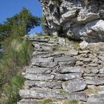 der Weg oder besser gesagt die Treppen, führen direkt an der steilen Felswand vorbei