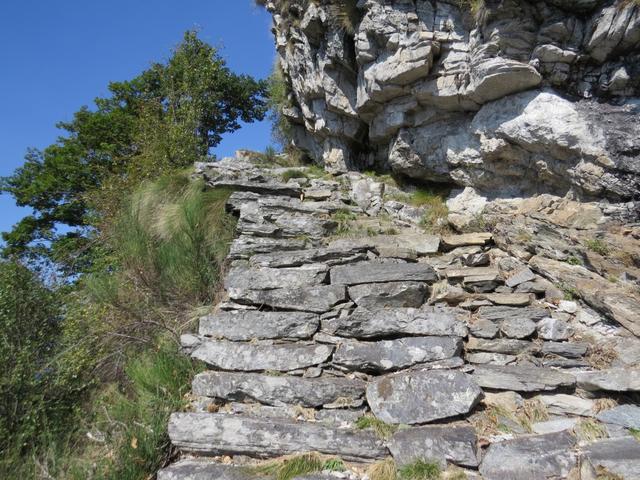 der Weg oder besser gesagt die Treppen, führen direkt an der steilen Felswand vorbei