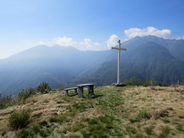 ...geht es weiter aufwärts zum Kreuz und zur Aussicht von Arnau 1108 m.ü.M.