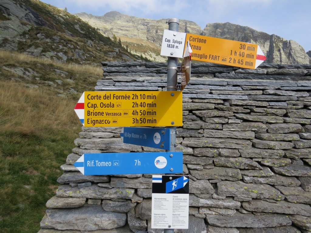 Wegweiser bei der Capanna Alpe Spluga 1838 m.ü.M.