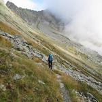 der Bergweg führt auf der anderen Seite weniger steil abwärts