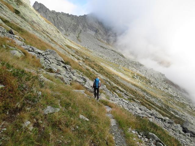 der Bergweg führt auf der anderen Seite weniger steil abwärts