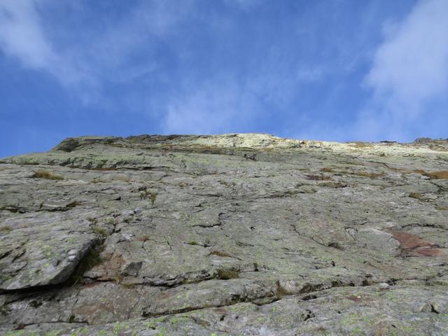 Senkrecht erheben sich die Felswände des Pizzo delle Pecore in die Höhe