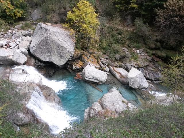 Blick hinunter zur Osura mit ihrem durchsichtigen Wasser