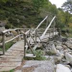 über eine schöne Holzbrücke überqueren wir den Valegg dal Pianasc