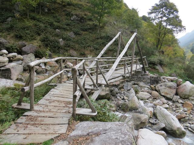 über eine schöne Holzbrücke überqueren wir den Valegg dal Pianasc