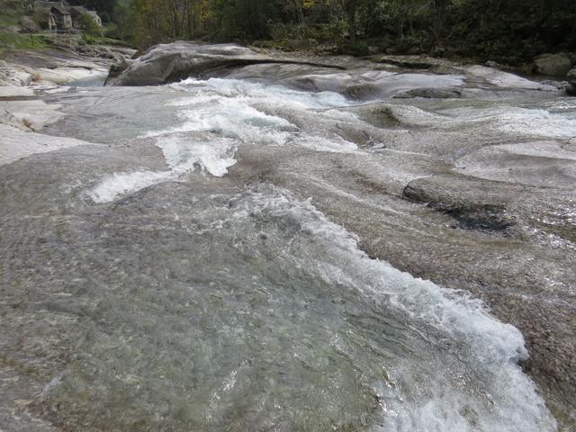 ...Becken und seiner smaragdgrünen Wasser...