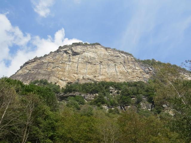 senkrecht gehen die Felswände des Darài in den Himmel