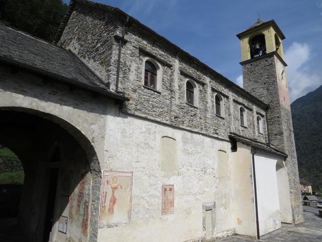 vorbei an der grossen Kirche von Brione...