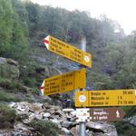 direkt nach der Brücke dieser Wegweiser. Hier biegen wir rechts ab