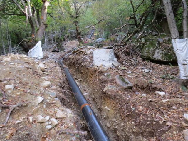 der Wanderweg ist nicht mehr vorhanden, sondern ein Graben wo das Wasserrohr verlegt ist