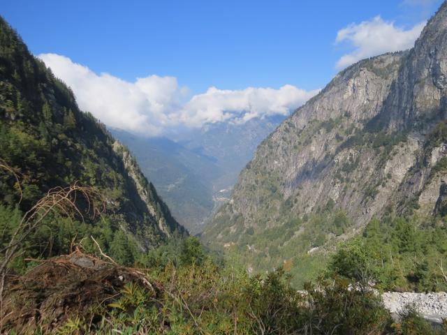 Blick talauswärts. Die Sonne erreicht nun endlich den Talboden