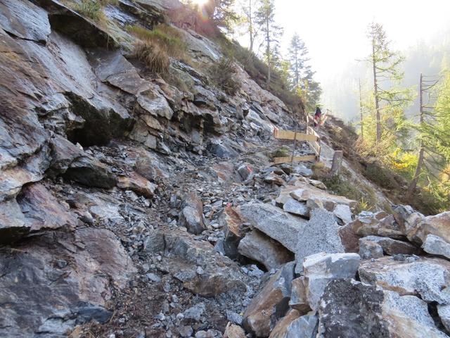 der Weg führt uns nun hinüber zum Fluss,...