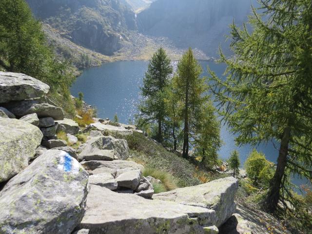 über grosse Felsbrocken führt der Bergweg hinunter zum See