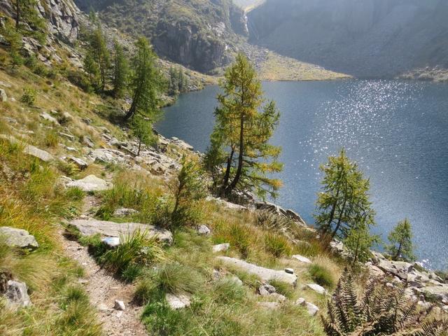 wir laufen noch ein kurzes Stück dem See entlang