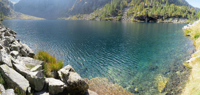schönes Breitbildfoto vom Lago di Tomeo