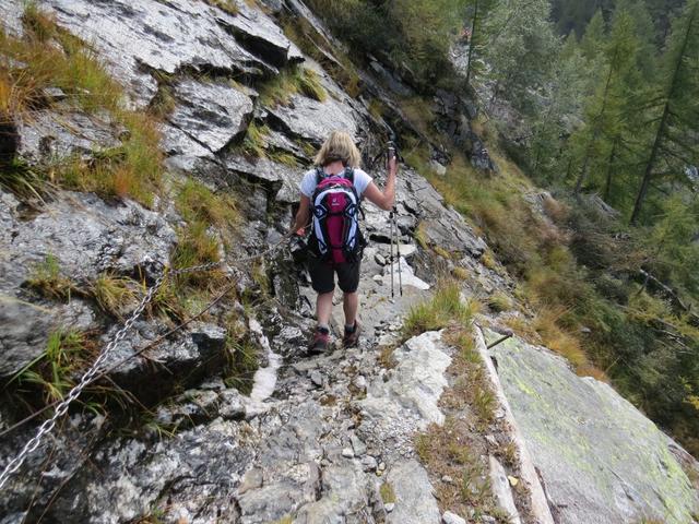 bei der einzig ausgesetzten Stelle der ganzen Wanderung. Hier nehmen wir gerne das Seil in die Hand