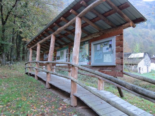 Infostand beim Parkplatz. Wir werden den ganzen Tag durch das grösste Waldreservat der Schweiz wandern