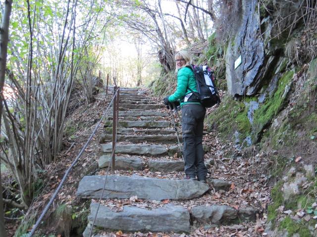 der Wanderweg steigt vorerst nicht zu steil hinauf,...