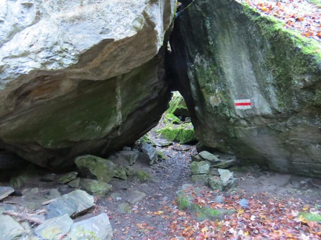 der Weg schlängelt sich an riesigen Felsbrocken vorbei, oder sogar untendurch