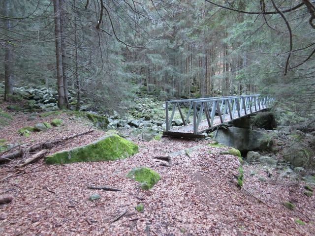 über eine Stahlbrücke überqueren wir einen Bach...