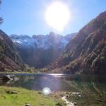 ein imposanter Talkessel mit steilen Flanken und mittendrin eingebettet, liegt der malerische Cama Bergsee