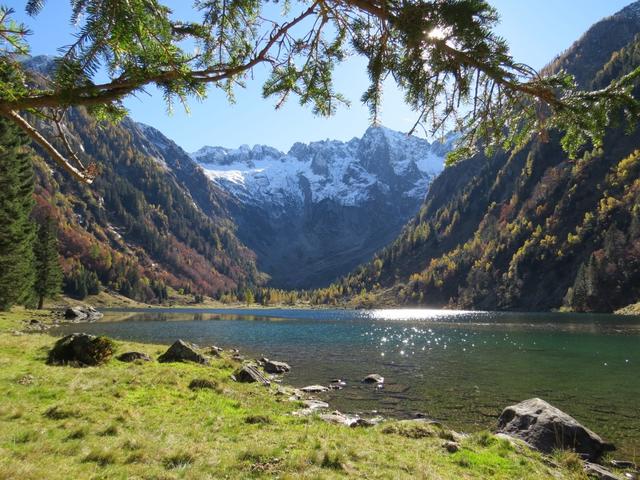 Blick auf den See mit der Felsbasilika des Piz Martèl im Talabschluss