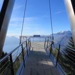 bei der Bergstation angekommen, laufen wir zur nahe gelegenem Aussichtssteg